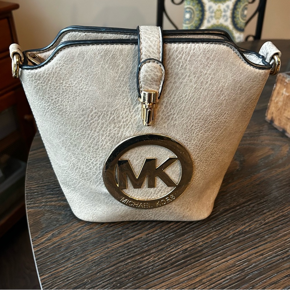 Michael Kors EUC Small Pebbled Leather Crossbody Bag Large MK Logo Beige Clasp - Picture 1 of 8